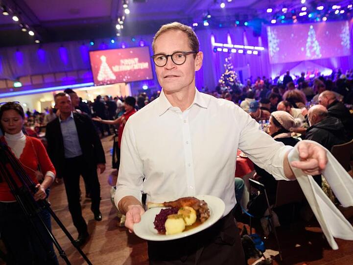 Berlins Regierender Bürgermeister Michael Müller als Kellner im Einsatz.