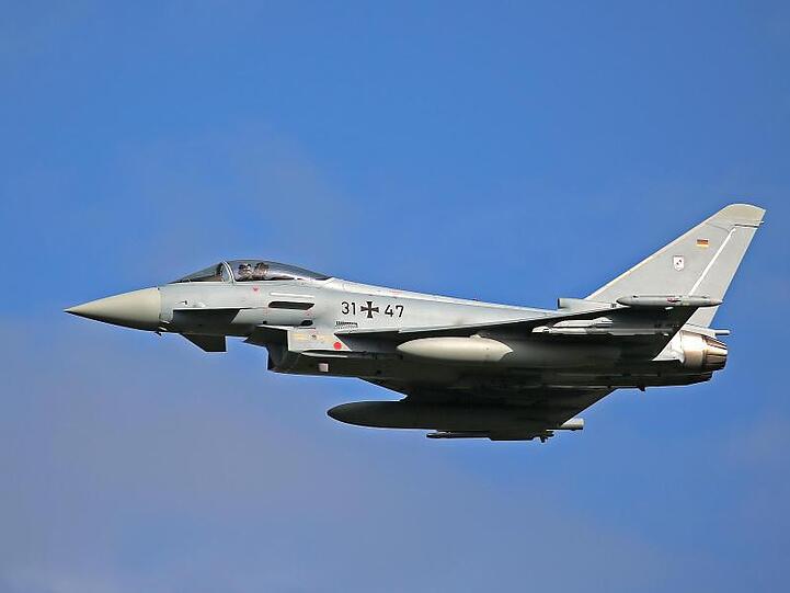 Ein Eurofighter des Taktischen Luftwaffengeschwarder 31 fliegt eine Übung.