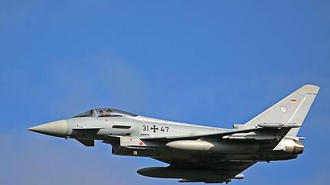 Ein Eurofighter des Taktischen Luftwaffengeschwarder 31 fliegt eine Übung.