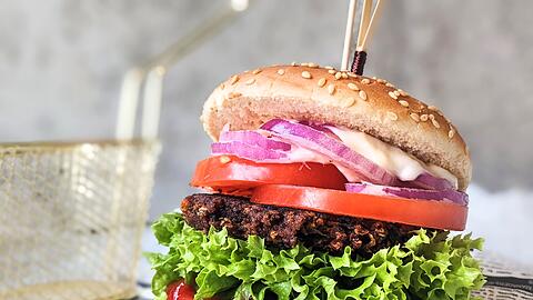 Die EU diskutiert, ob vegetarische Burger oder Würstchen noch so genannt werden dürfen. (Symbolbild)
