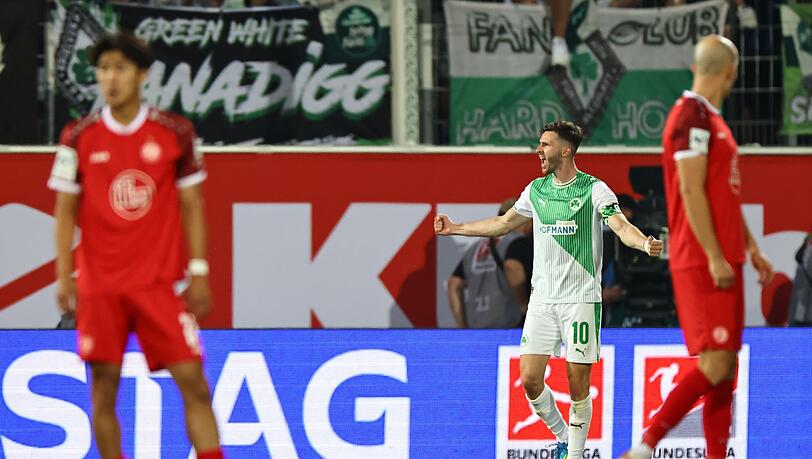 Kapitän Branimir Hrgota trifft unwiderstehlich. Kapitän Branimir Hrgota trifft unwiderstehlich.