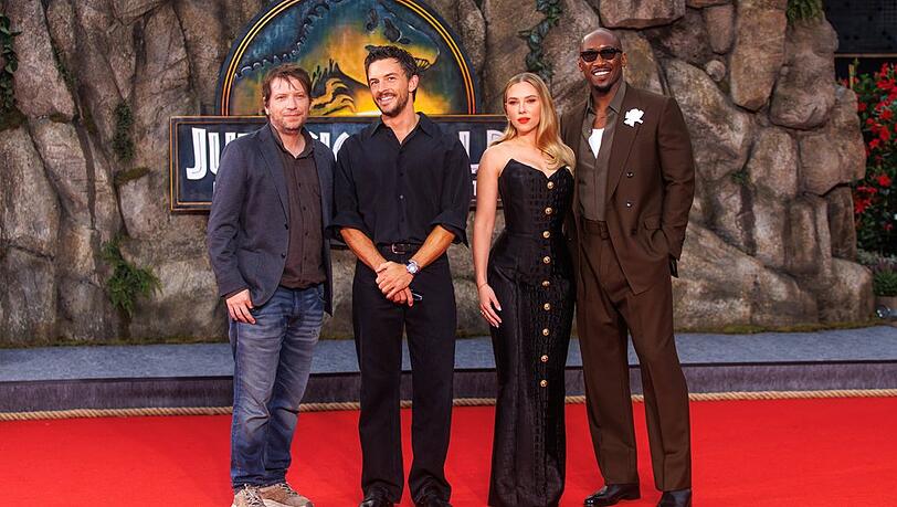 Gareth Edwards, Jonathan Bailey, Scarlett Johansson und Mahershala Ali [v.l.n.r.] bei der Premiere von "Jurassic World: Die Wiedergeburt" in Berlin.