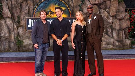 Gareth Edwards, Jonathan Bailey, Scarlett Johansson und Mahershala Ali [v.l.n.r.] bei der Premiere von "Jurassic World: Die Wiedergeburt" in Berlin.