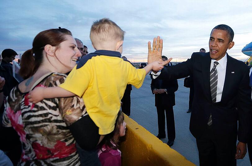 "High Five" mit dem Kleinsten. Barack Obama in Denver, wo ihn begeisterte Anhänger empfingen. Dreimal war er in den letzten Tagen in dem umkämpften "Swing State".
