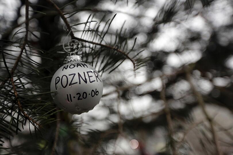 Ein Baum wurde auch für den sechsjährigen Noah Pozner aufgestellt.