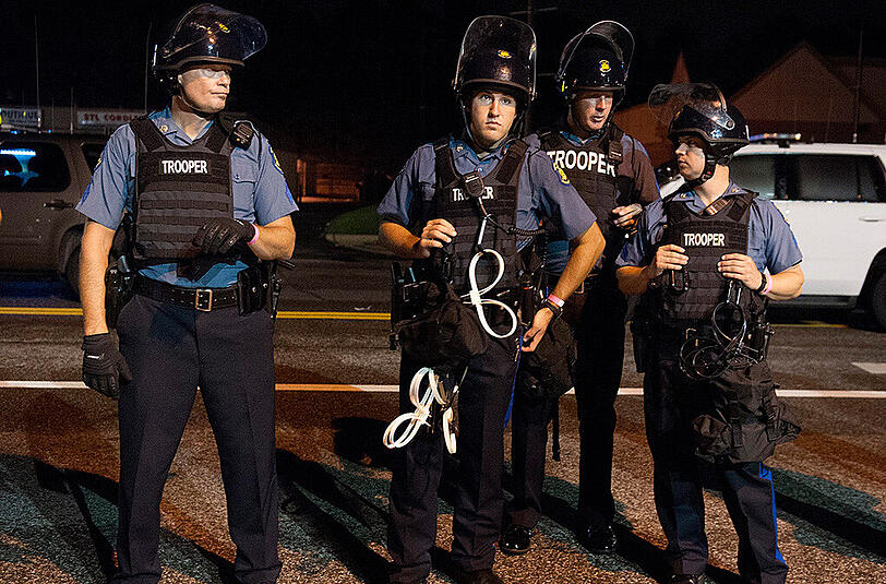 Nach dem Gedenken an den vor einem Jahr erschossenen Michael Brown sind in der US-Stadt Ferguson in der Nacht zum Montag mehrere Schüsse gefallen.