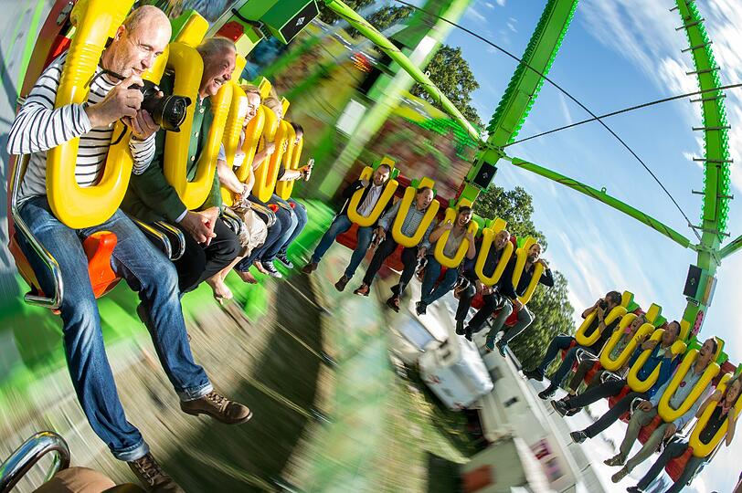 Medienvertreter fahren während des Wiesn-Rundgangs auf der Theresienwiese mit dem Fahrgeschäft Konga.