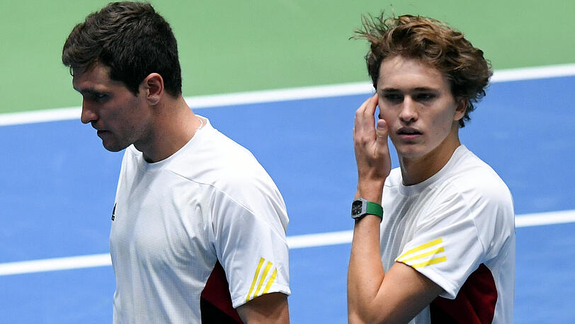 Alexander Zverev und sein Bruder Mischa gehen nach der Doppel-Niederlage gegen Belgien vom Platz.