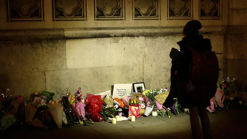 Mahnwache am Trafalgar Square - inzwischen gibt es nach dem Anschlag in London fünf Todesopfer zu beklagen.