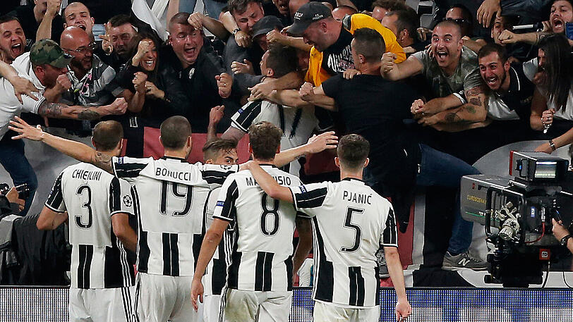 Juve-Fans feiern Mario Mandzukic nach seinem Treffer zum vorentscheidenden 1:0.