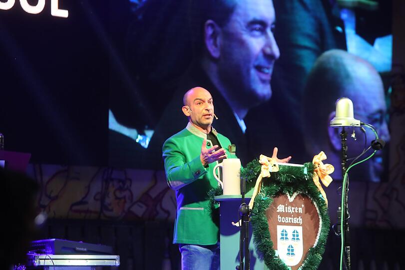 Django Asül teilt beim Landshuter Starkbierfest aus: Etwa 2.000 Besucher im ausverkauften Festzelt amüsieren sich prächtig.