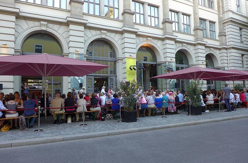 Über 200 Gäste feierten vor dem Literaturhaus Oskar-Maria Grafs 119. Geburtstag