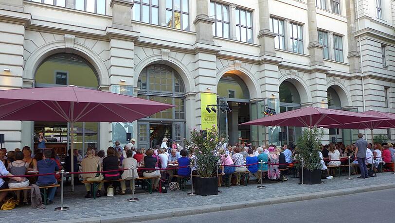 Über 200 Gäste feierten vor dem Literaturhaus Oskar-Maria Grafs 119. Geburtstag Über 200 Gäste feierten vor dem Literaturhaus Oskar-Maria Grafs 119. Geburtstag