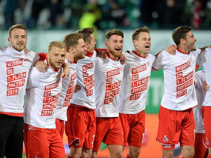 Die Spieler des 1. FC Köln feiern die Rückkehr in die Bundesliga.