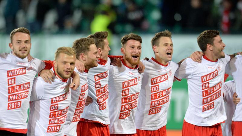 Die Spieler des 1. FC Köln feiern die Rückkehr in die Bundesliga. Die Spieler des 1. FC Köln feiern die Rückkehr in die Bundesliga.
