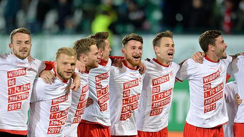 Die Spieler des 1. FC Köln feiern die Rückkehr in die Bundesliga.