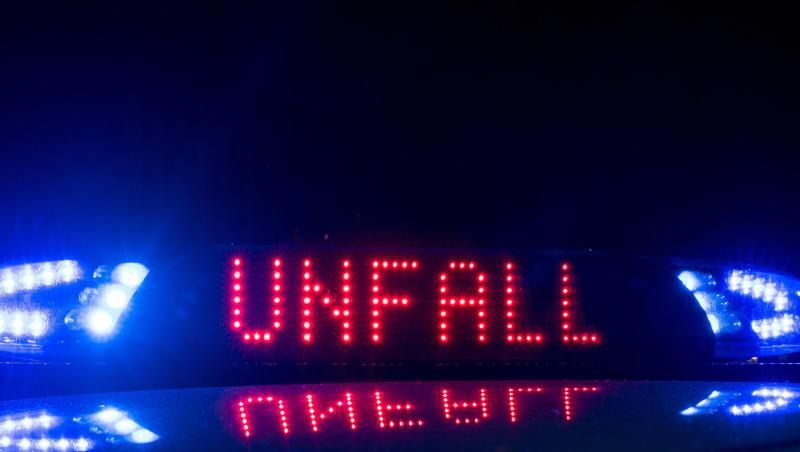 Blaulicht leuchtet auf dem Dach eines Polizeiwagens, auf dem Display ist der Hinweis "Unfall" zu lesen. Foto: Monika Skolimowska/Archiv Blaulicht leuchtet auf dem Dach eines Polizeiwagens, auf dem Display ist der Hinweis "Unfall" zu lesen. Foto: Monika Skolimowska/Archiv