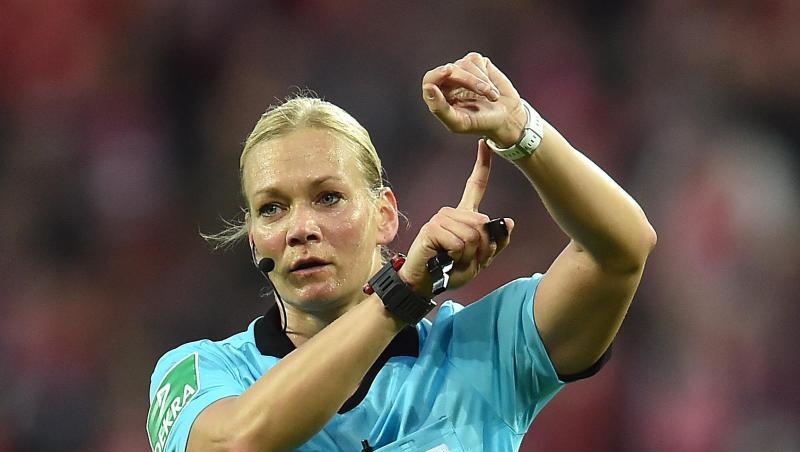 Schiedsrichterin Bibiana Steinhaus startet ihre Uhr.