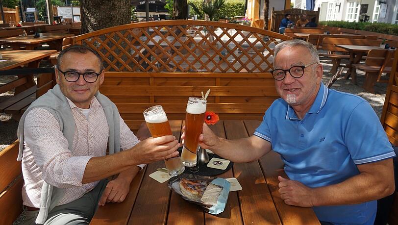 Robert (l.) und Dieter prosten sich zu. Zwei Mitglieder ihres Stammtischs durften heute nicht in den Biergarten: Sie waren weder getestet noch geimpft. Robert (l.) und Dieter prosten sich zu. Zwei Mitglieder ihres Stammtischs durften heute nicht in den Biergarten: Sie waren weder getestet noch geimpft.