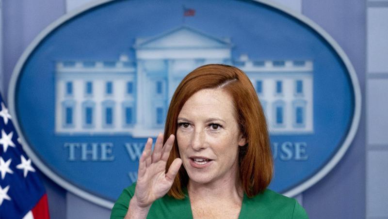 Jen Psaki bei einem Pressebriefing. Die Sprecherin des Weißen Hauses hat sich trotz Impfung mit dem Coronavirus infiziert.
