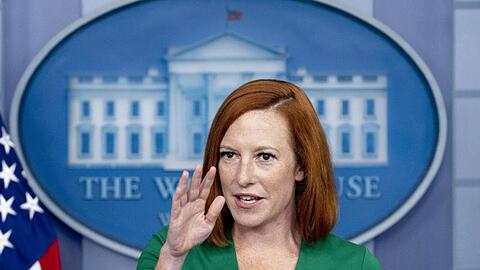 Jen Psaki bei einem Pressebriefing. Die Sprecherin des Weißen Hauses hat sich trotz Impfung mit dem Coronavirus infiziert.