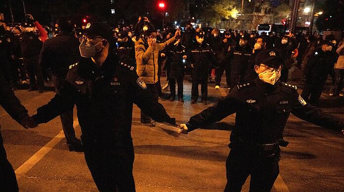 In China hat die strenge Corona-Politik am Wochenende zu den größten Protesten seit Jahrzehnten geführt.