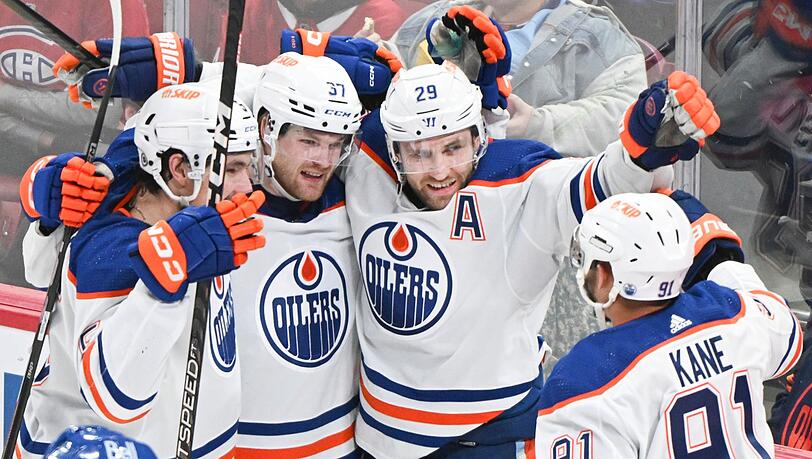 Leon Draisaitl (2.v.r.) von den Edmonton Oilers jubelt mit seinen Teamkollegen nach seinem Treffer.