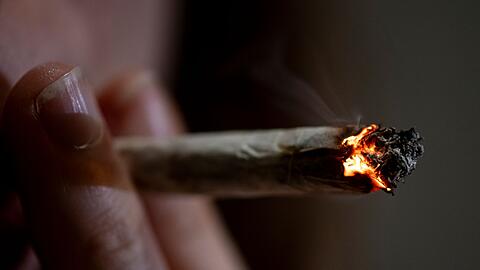 Cannabiskonsum - hier ein Joint - mit Hilfe der Apotheke findet nicht nur aus medizinischen Gr&uuml;nden statt. (Illustration)