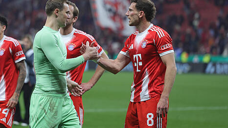 Der eine geht, der andere bleibt: Die Bayern-Stars Leon Goretzka (r.) und Kapit&auml;n Manuel Neuer.