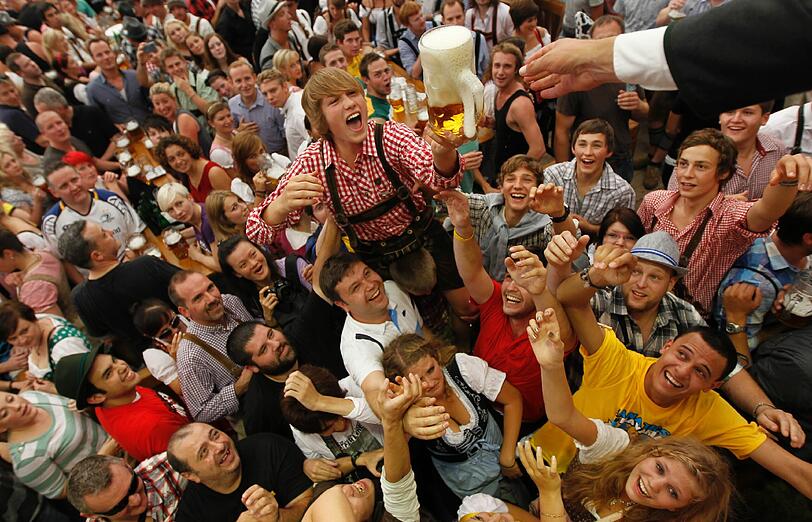 Die Maß läuft: Sehnsüchtig warteten wieder tausende auf ihr erstes Bier auf dem Oktoberfest.