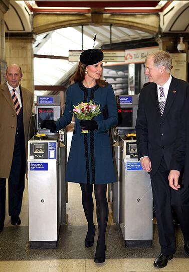 Queen Elizabeth und Kate Middleton besuchen die Londoner U-Bahn, die 150-jähriges Jubiläum feiert.
