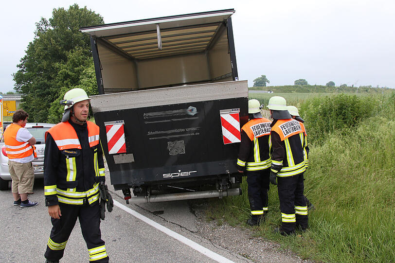 Unfall zwischen Ampfing und Haigerloh - die Bilder vom Rettungseinsatz.