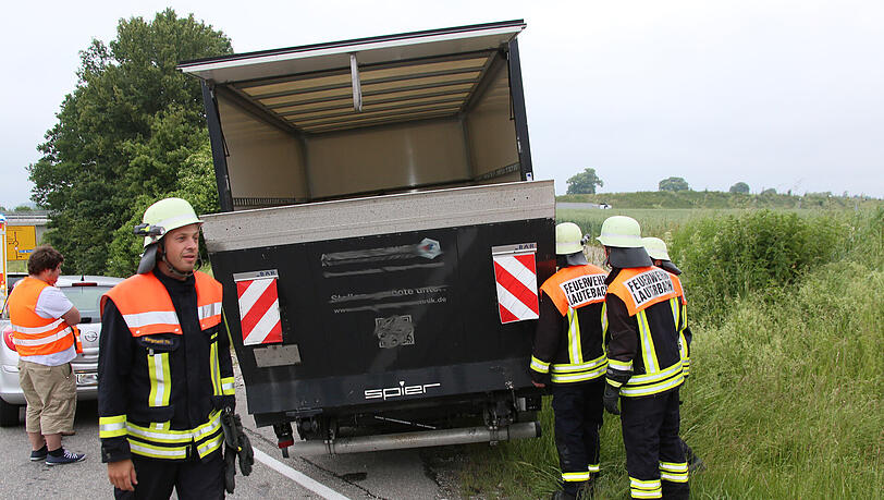 Unfall zwischen Ampfing und Haigerloh - die Bilder vom Rettungseinsatz. Unfall zwischen Ampfing und Haigerloh - die Bilder vom Rettungseinsatz.