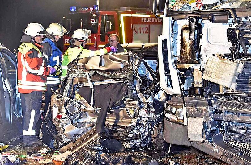 Bilder vom schweren Verkehrsunfall auf der A99 bei Neuherberg. Ein 40-Tonner raste in ein Stauende - mehrere Personen wurden schwer verletzt.