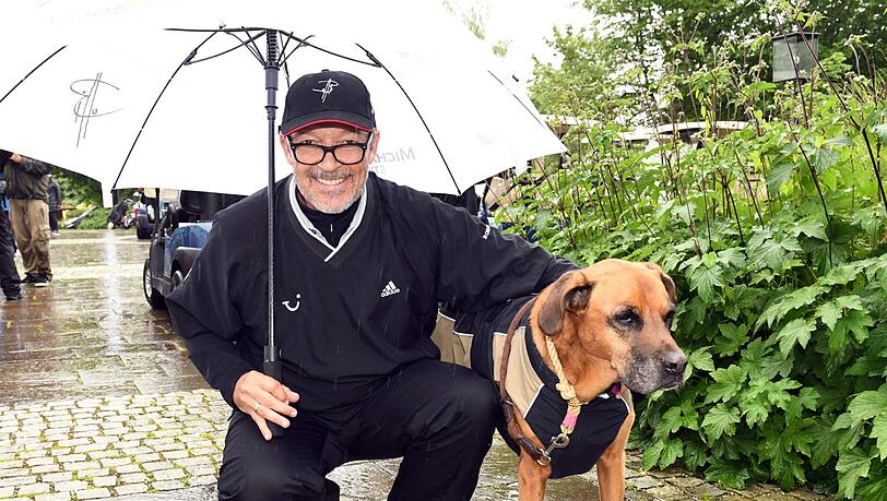 Regen und Unwetter konnten die Stars nicht davon abhalten, auf dem Golfplatz Spaß zu haben. Die Bilder des Events. Regen und Unwetter konnten die Stars nicht davon abhalten, auf dem Golfplatz Spaß zu haben. Die Bilder des Events.