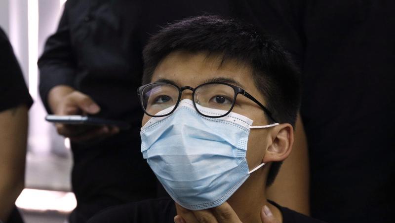 "Peking zeigt völlige Missachtung gegenüber dem Willen der Hongkonger", schrieb Wong auf Twitter und verwies darauf, dass er bei Vorwahlen des demokratischen Lagers die meisten Stimmen bekommen habe. "Peking zeigt völlige Missachtung gegenüber dem Willen der Hongkonger", schrieb Wong auf Twitter und verwies darauf, dass er bei Vorwahlen des demokratischen Lagers die meisten Stimmen bekommen habe.