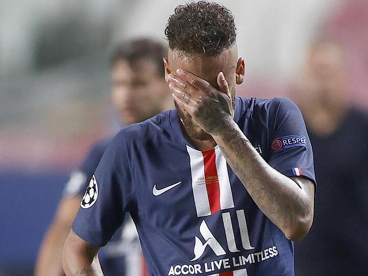 Verweinte Augen, Kopf gesengt: Neymar ist am Boden zerstört.