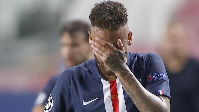 Verweinte Augen, Kopf gesengt: Neymar ist am Boden zerstört. Verweinte Augen, Kopf gesengt: Neymar ist am Boden zerstört.