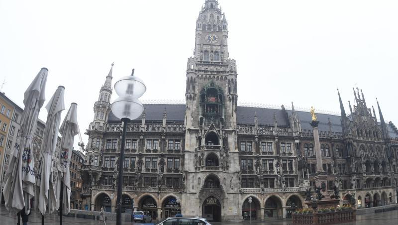 Vor dem Müncher Rathaus fährt ein Polizeiauto über den leeren Marienplatz. Vor dem Müncher Rathaus fährt ein Polizeiauto über den leeren Marienplatz.