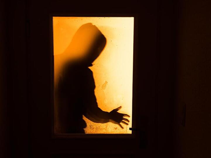 Ein Mann versucht in eine Wohnung einzubrechen. Foto: Nicolas Armer/dpa/Symbolbild