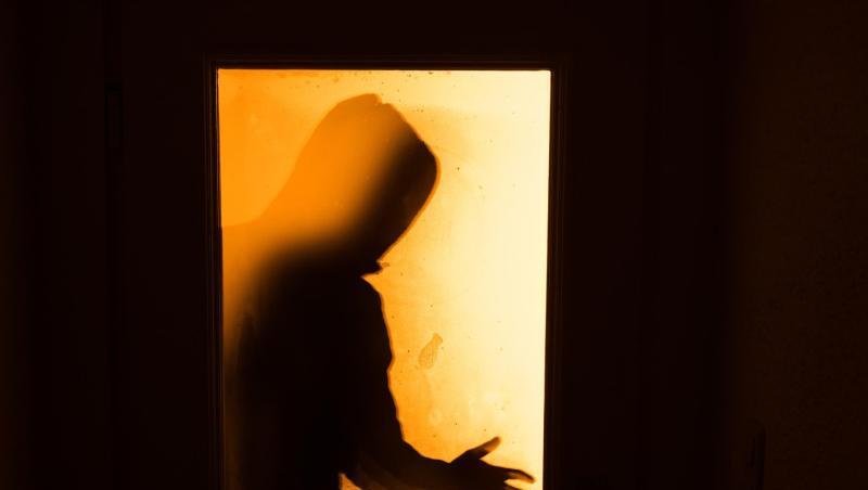 Ein Mann versucht in eine Wohnung einzubrechen. Foto: Nicolas Armer/dpa/Symbolbild Ein Mann versucht in eine Wohnung einzubrechen. Foto: Nicolas Armer/dpa/Symbolbild