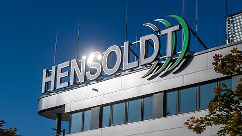 Das Logo des Rüstungskonzerns Hensoldt am Firmensitz in Taufkirchen.