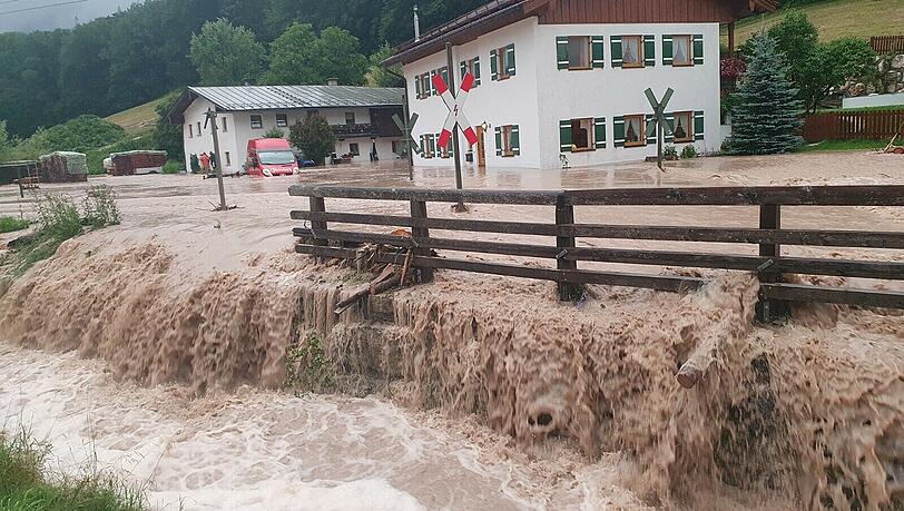 Im Berchtesgadener Land hatten sich kleine Bäche in kürzester Zeit zu reißenden Flüssen entwickelt