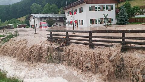 Im Berchtesgadener Land hatten sich kleine Bäche in kürzester Zeit zu reißenden Flüssen entwickelt