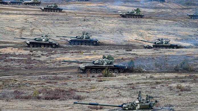 Fahrende Panzer während der Militärübungen "Union Courage-2022" zwischen Russland und Belarus auf einem Feld des Truppenübungsplatzes Obuz-Lesnovski.