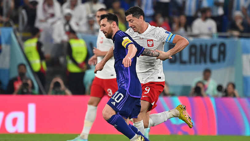 Stürmische Abwehrschlacht: Robert Lewandowski gegen Lionel Messi.