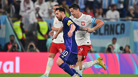 Stürmische Abwehrschlacht: Robert Lewandowski gegen Lionel Messi.