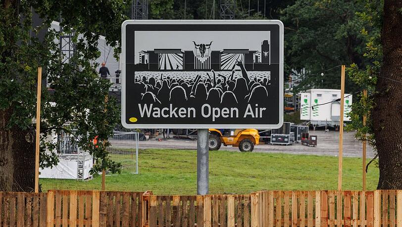Starker Regen beeinträchtigt die Anreise: Der Startschuss für das Wacken Open Air 2023 soll am Mittwochnachmittag fallen.