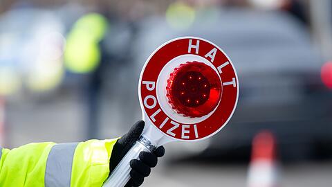 Der Polizist hatte den Wagen an einem Parkplatz in Deggendorf anhalten wollen. (Symbolbild)