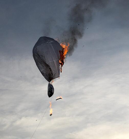 Und dann passiert's! Die Papierhülle des Ballon geht in Flammen auf!